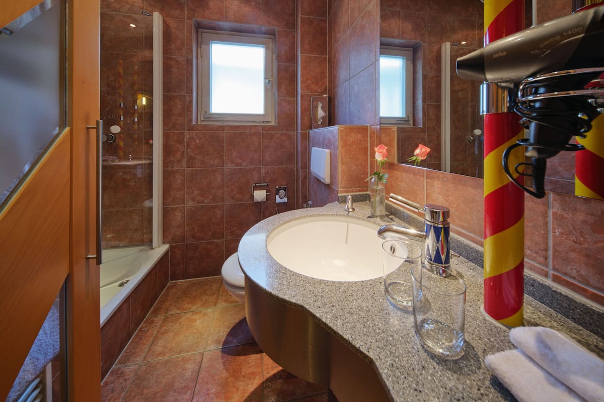 standard double room | bathroom | free toiletries, hair dryer, bathrobes, slippers