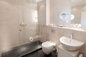 Free toiletries, hair dryer, bathrobes, slippers - Mintrops Land Hotel Burgaltendorf (Essen)