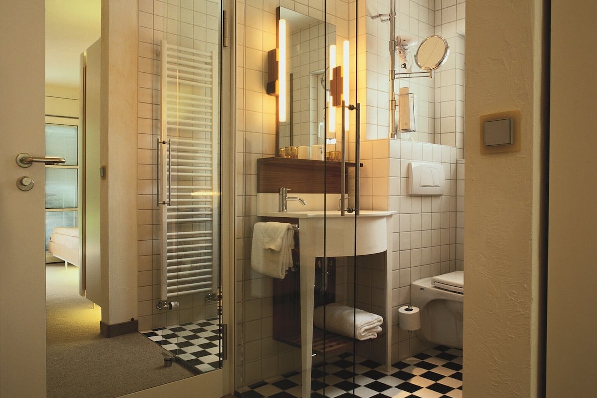 standard single room | bathroom | free toiletries, hair dryer, bathrobes, slippers