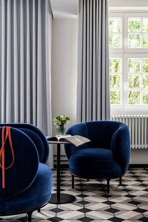 Junior Suite | Living area | 40-inch TV with cable channels - Mintrops Stadt Hotel Margarethenhöhe (Essen)