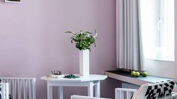 Junior-Suite | Wohnbereich | 40-Zoll-Fernseher mit Kabelempfang