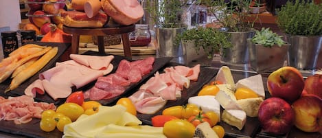 Daily buffet breakfast (EUR 22.90 per person)