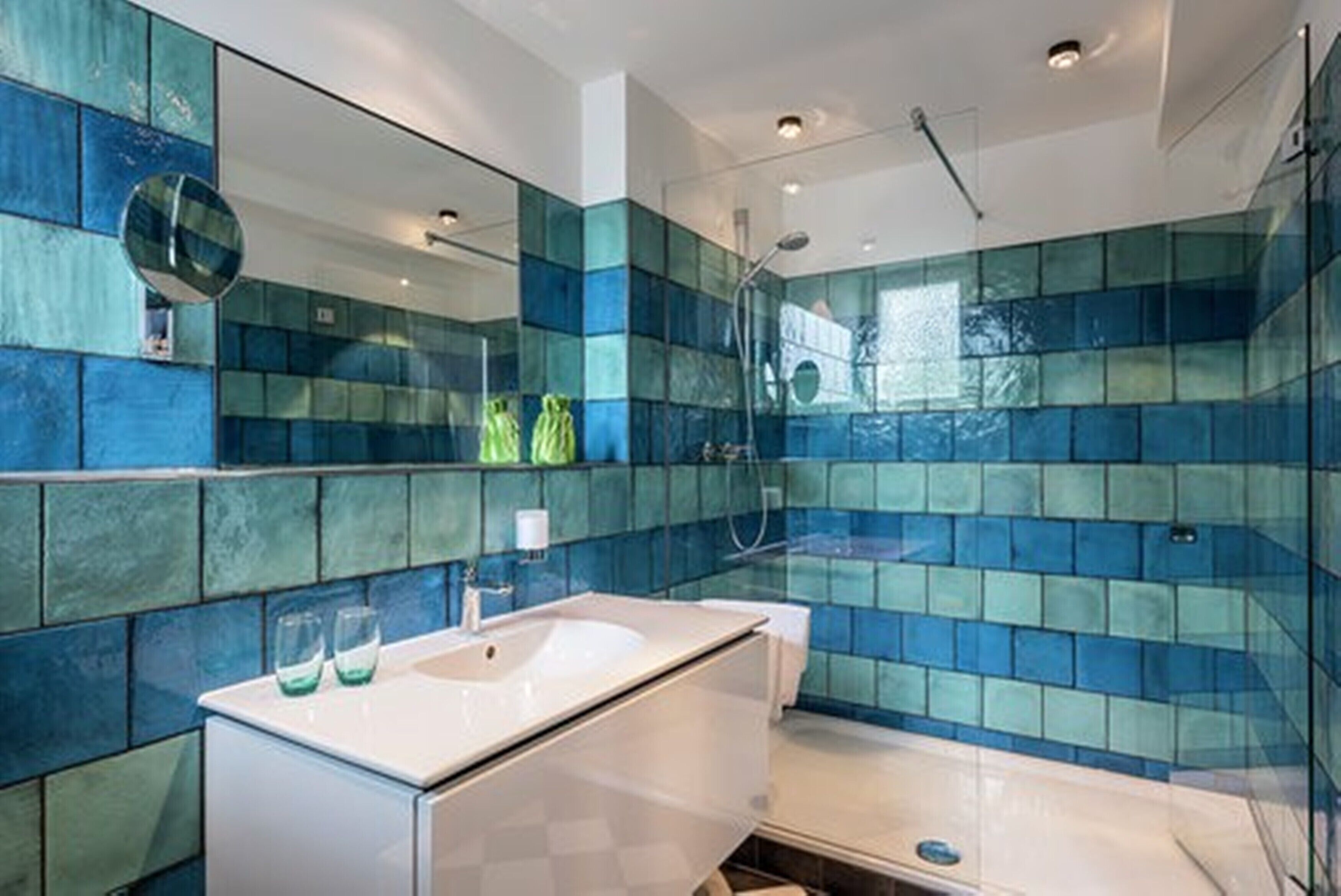 junior suite | bathroom | free toiletries, hair dryer, slippers, towels