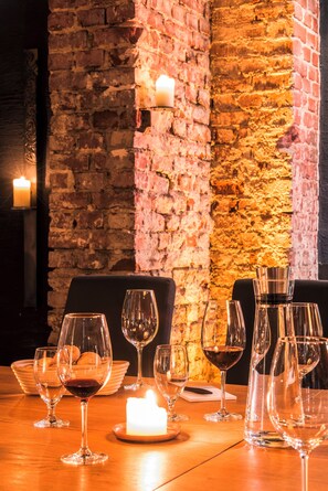 Serveert ontbijt, diner, brunch, internationale gerechten 