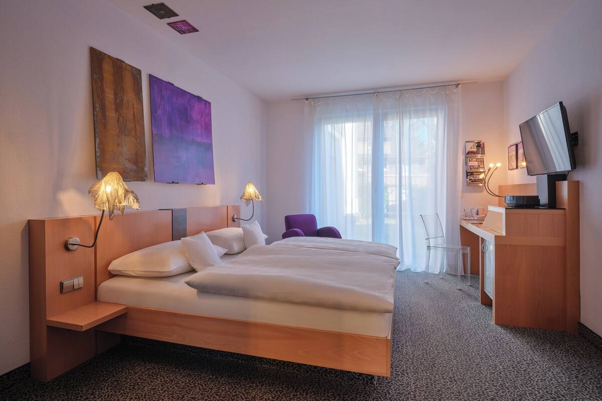 Ropa de cama de alta calidad, minibar, caja fuerte y escritorio