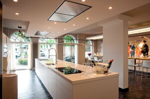 Breakfast, dinner, brunch served; international cuisine