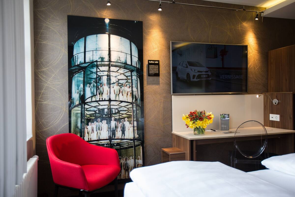 deluxe double room, 1 queen bed | 1 bedroom, premium bedding, minibar, in-room safe