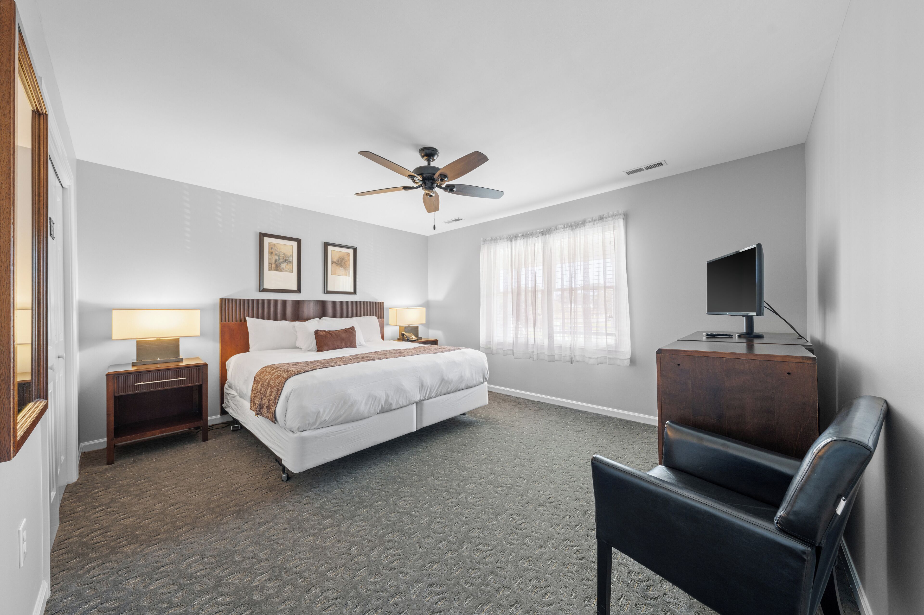 deluxe suite, 1 king bed | bathroom | combined shower/bathtub, free toiletries, hair dryer, towels