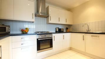 Superior Apartment, 2 Bedrooms, 2 Bathrooms | Private kitchen | Fridge, microwave, electric kettle