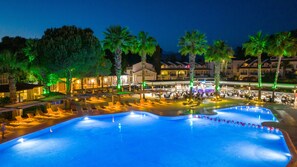 2 outdoor pools