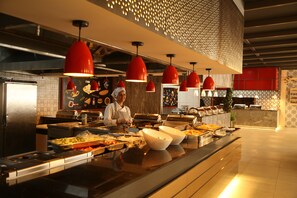 حيث تُقدم وجبات الإفطار، الغداء، العشاء، إطلالات على حمام ال�سباحة