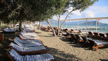 Spiaggia privata, lettini da mare, ombrelloni, teli da spiaggia