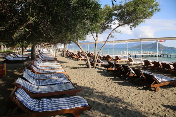 Private beach, sun-loungers, beach umbrellas, beach towels