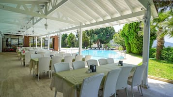 2 restaurants; breakfast, lunch, and dinner served