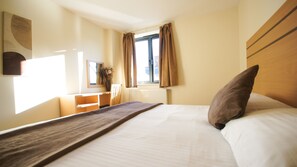 In-room safe, desk, iron/ironing board, free cots/infant beds - Crompton Court (London)