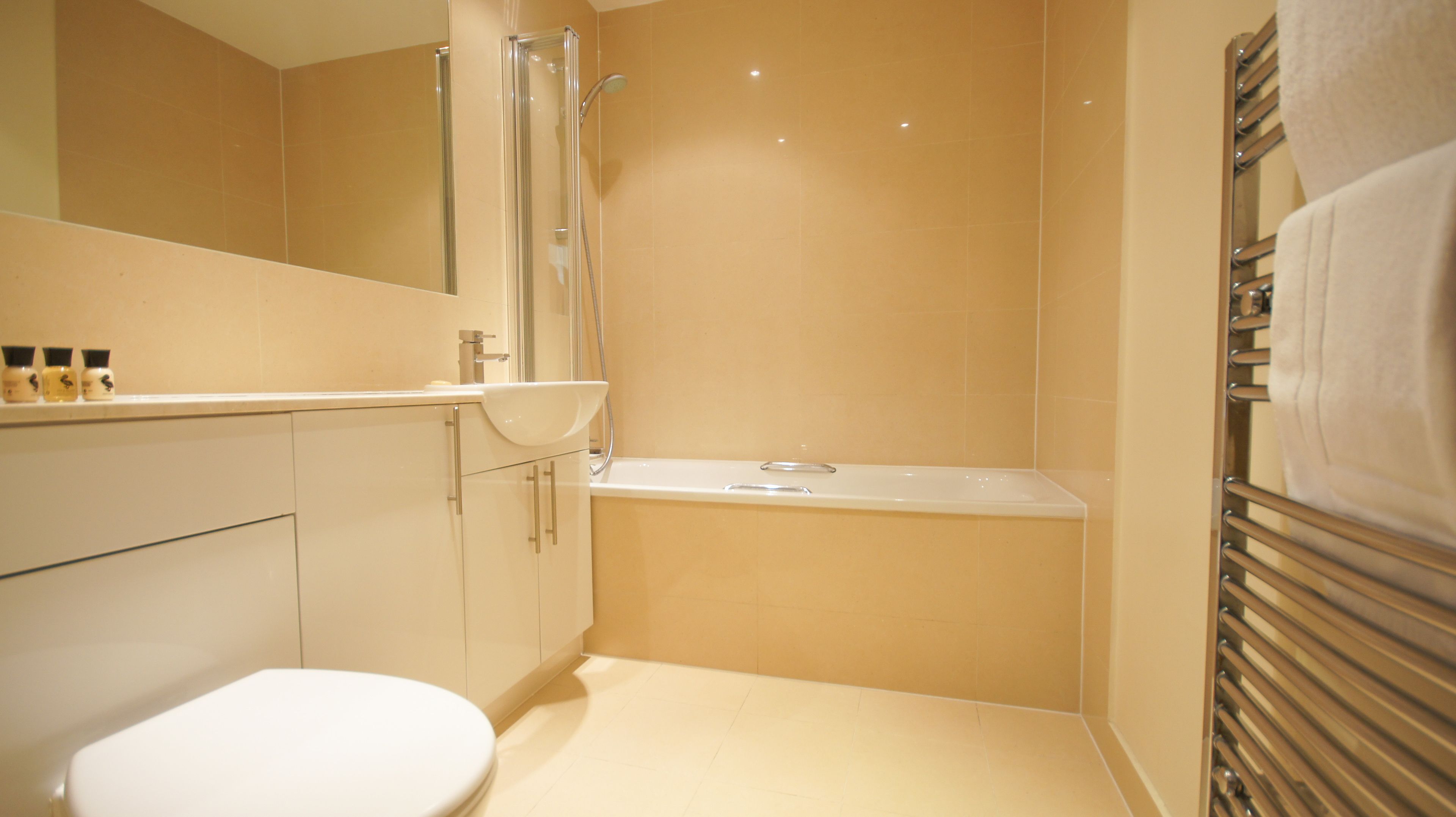 Een moderne badkamer met toilet, wastafel en douche.