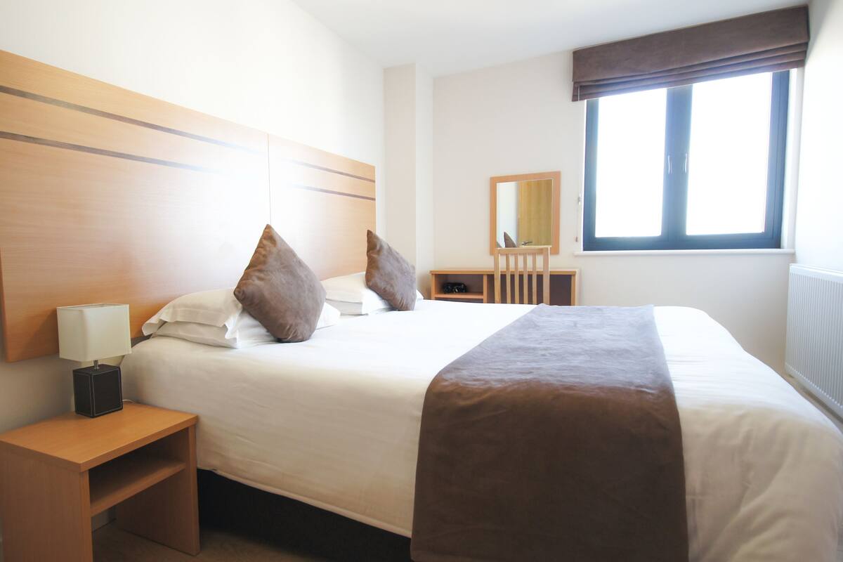Appartement, 2 slaapkamers | Een kluis op de kamer, een bureau, een strijkplank/strijkijzer