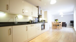 Apartemen, 3 kamar tidur | Dapur pribadi | Lemari es, microwave, mesin pencuci piring, dan mesin pembuat kopi/teh