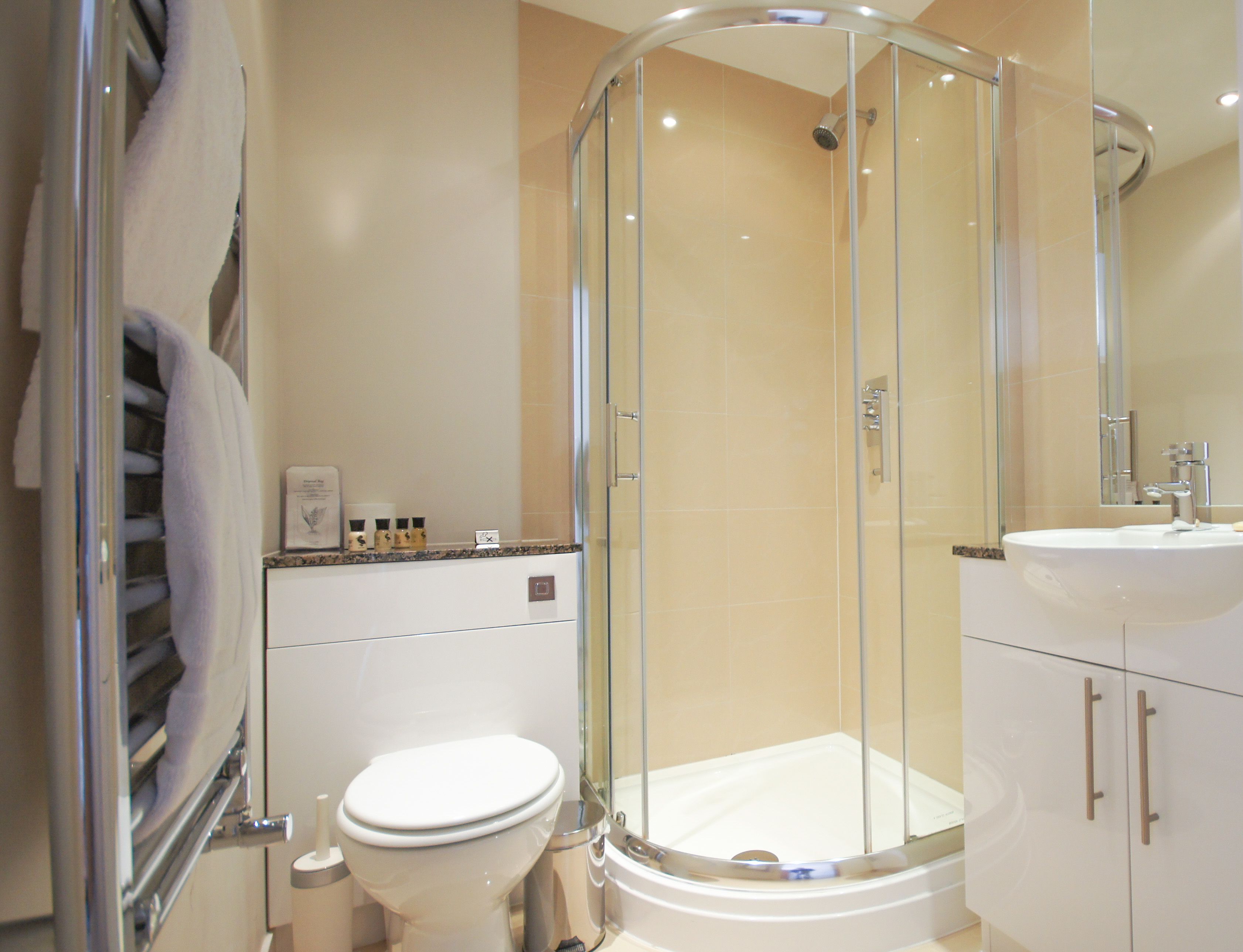 Apartment, 3 Bedrooms | Bathroom | Separate bathtub and shower, free toiletries, hair dryer, towels