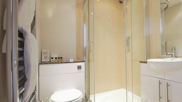 Apartment, 3 Bedrooms | Bathroom | Separate bathtub and shower, free toiletries, hair dryer, towels