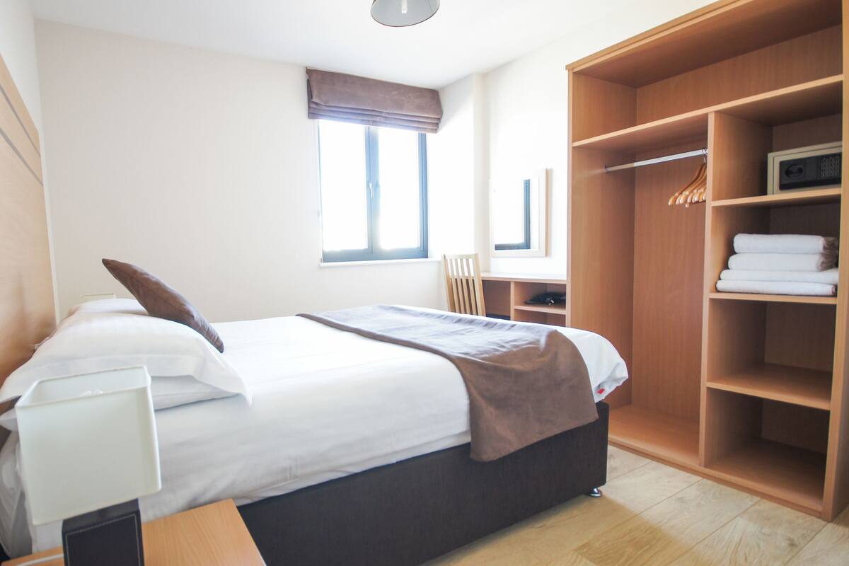 Appartement, 1 slaapkamer | Een kluis op de kamer, een bureau, een strijkplank/strijkijzer