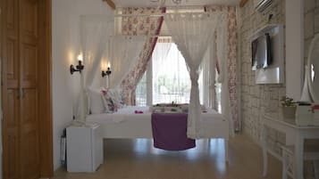 Honeymoon kamer | Een minibar, een kluis op de kamer, geluiddichte muren, extra bedden