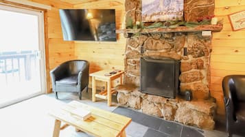 Family Cabin, 2 Bedrooms, Kitchen, Mountainside | Living area | TV