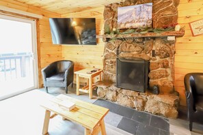 Family Cabin, 2 Bedrooms, Kitchen, Mountainside | Ruang tamu | TV 