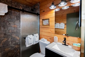 Huisje, 2 slaapkamers, keuken | Badkamer | Een bad/douchecombinatie, gratis toiletartikelen, een haardroger