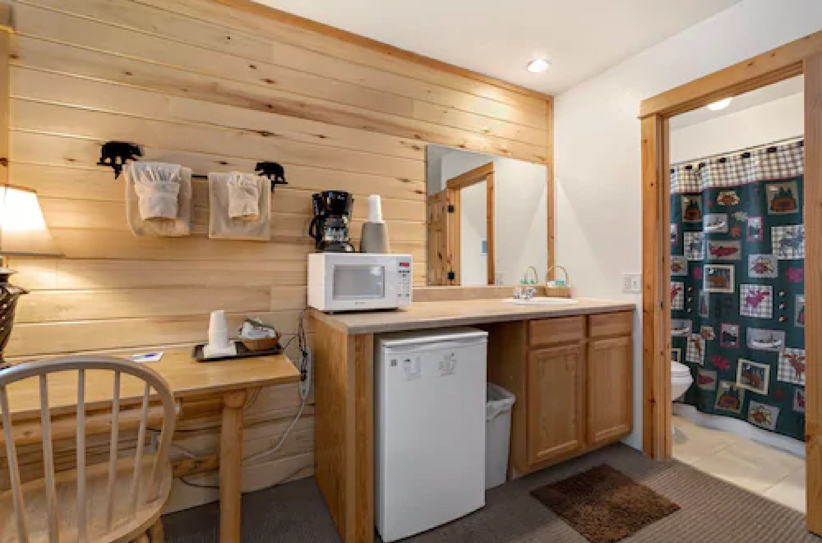 hotel 1 bedroom | bathroom | combined shower/bathtub, free toiletries, hair dryer, towels