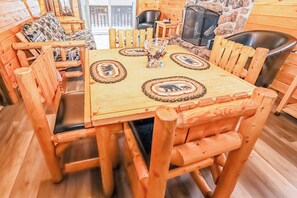 Cabana familiar, 2 dormitoris, cuina, al costat de la muntanya | Menjador