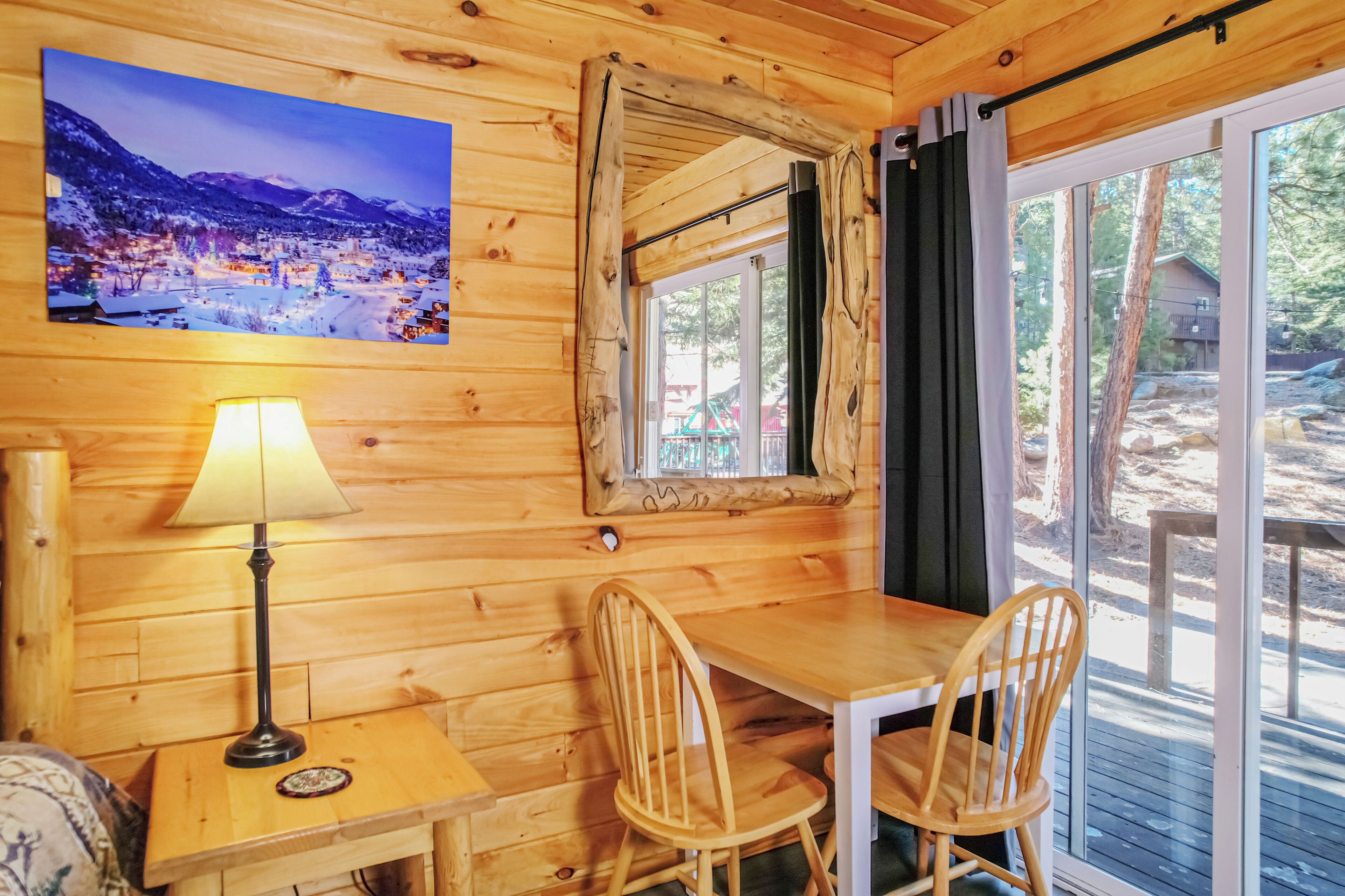 Deluxe Room, 1 King Bed, Fireplace, Courtyard View | Living area