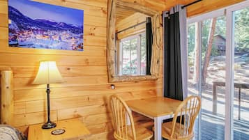 Deluxe Room, 1 King Bed, Fireplace, Courtyard View | Living area