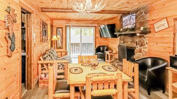 Family Cabin, 2 Bedrooms, Kitchen, Mountainside | Dining room