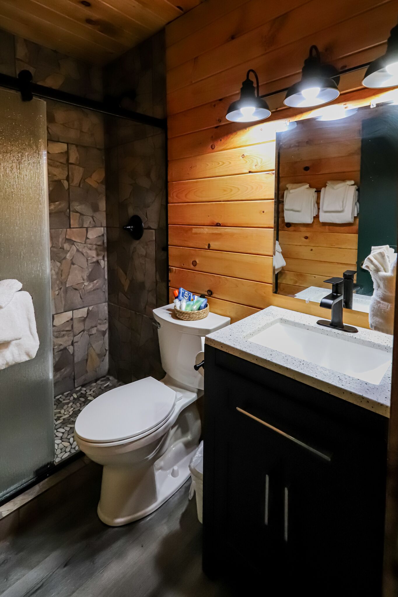 cabin, 2 bedrooms, kitchen | bathroom | combined shower/bathtub, free toiletries, hair dryer, towels