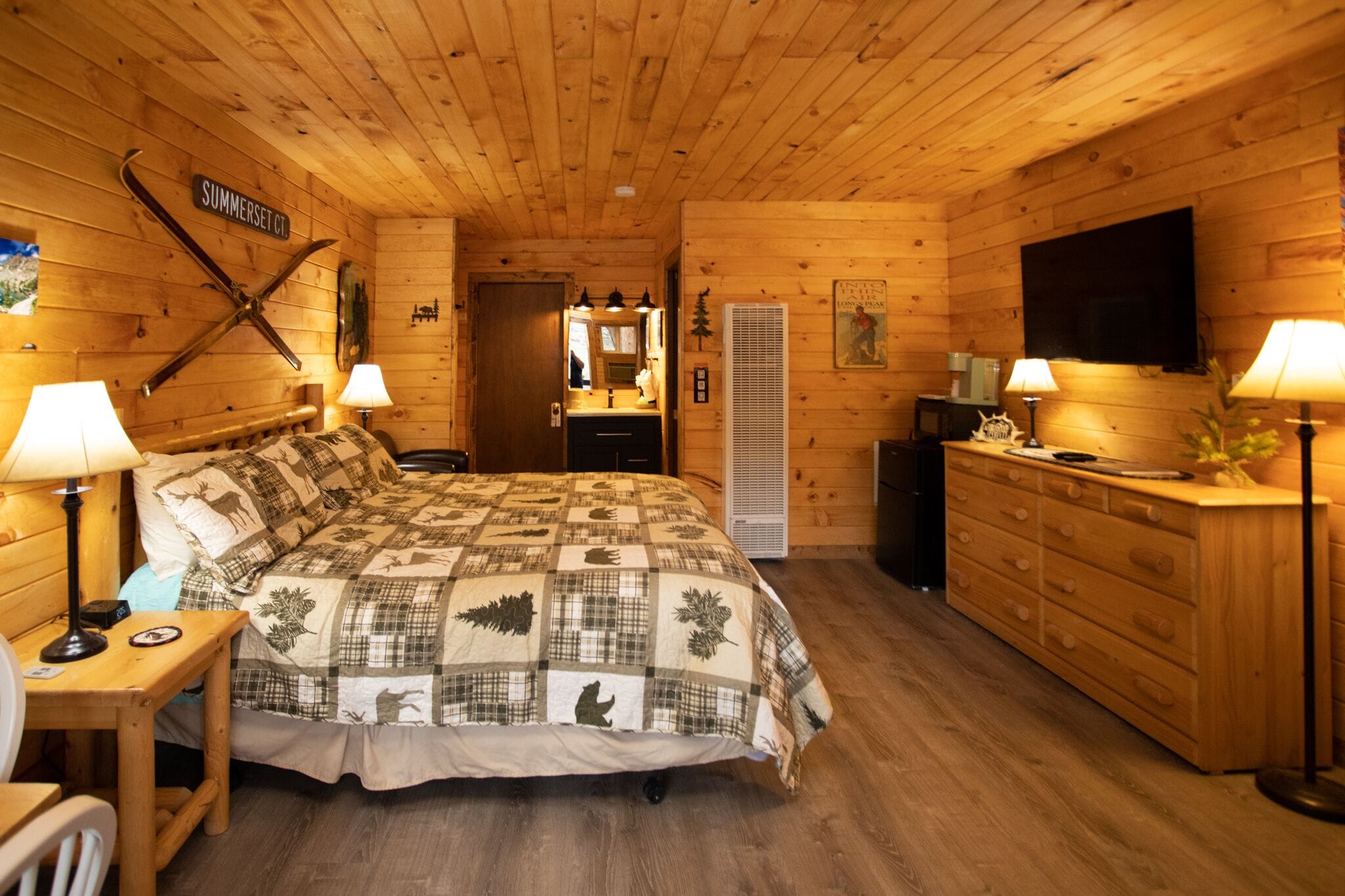 deluxe room, 1 king bed, fireplace | 1 bedroom, desk, free wifi, bed sheets