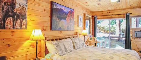 Deluxe Room, 1 King Bed, Fireplace, Courtyard View | Desk, free WiFi, bed sheets