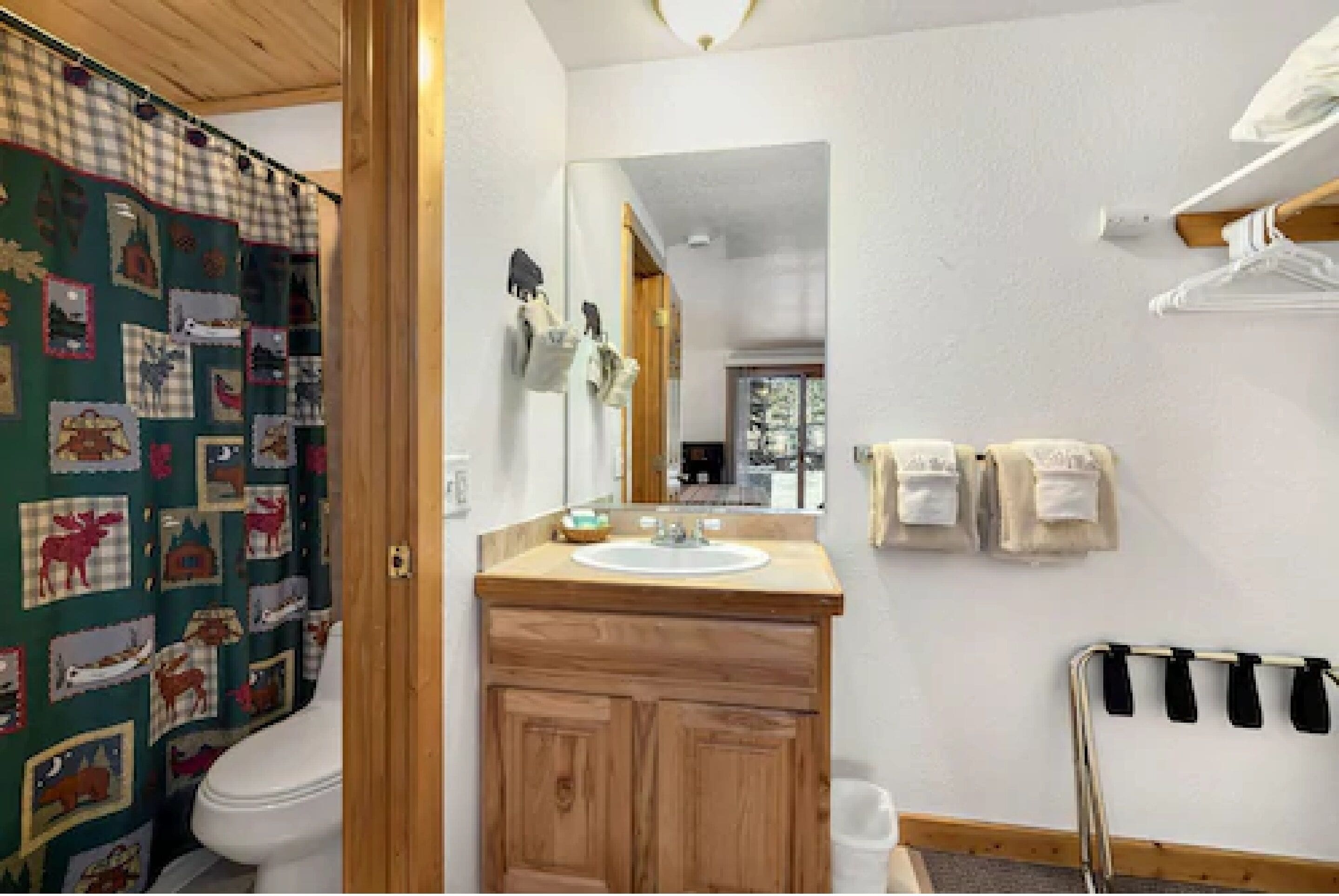 room, 1 king bed | bathroom | combined shower/bathtub, free toiletries, hair dryer, towels