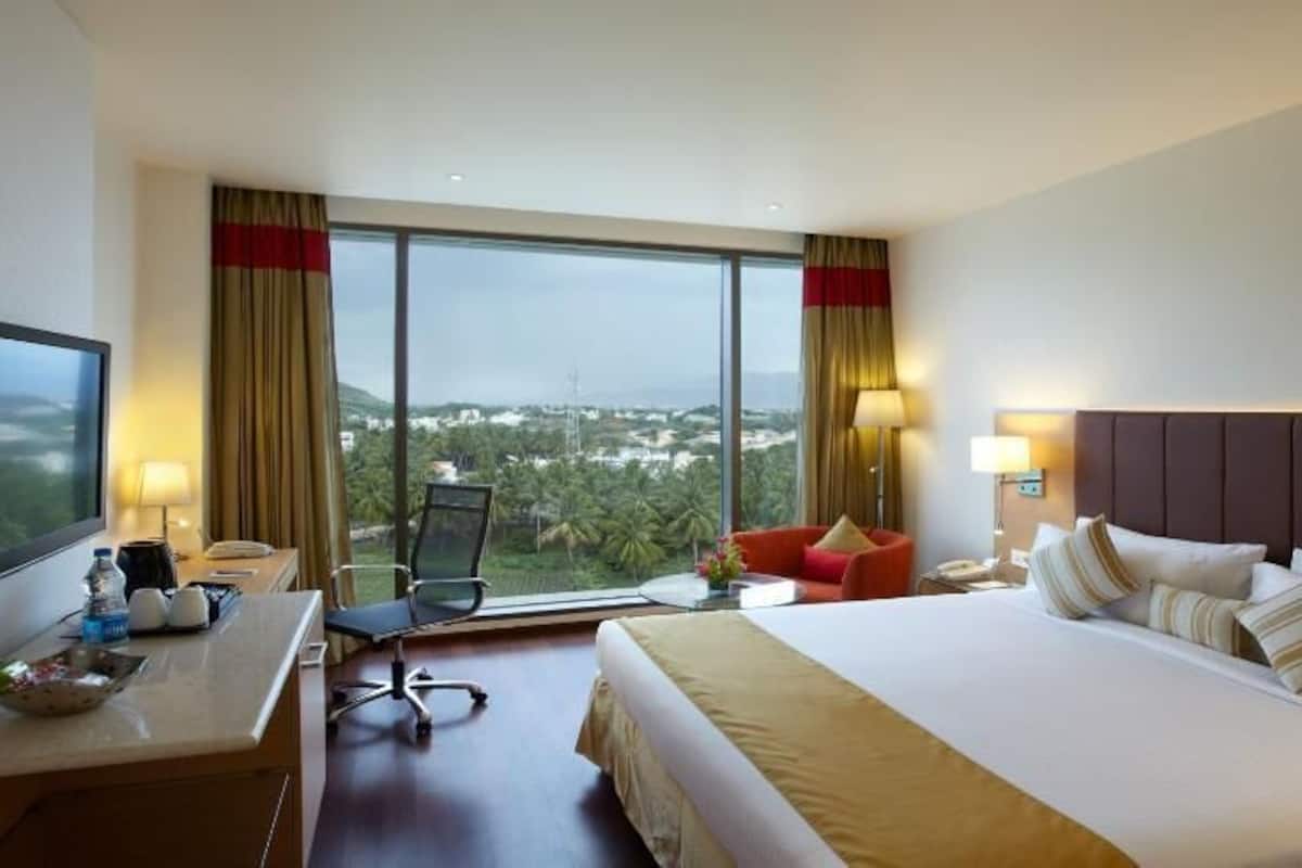 Down comforters, minibar, in-room safe, desk