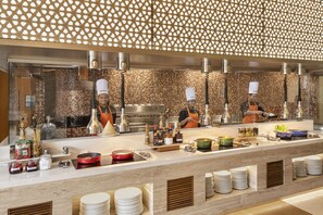 2 restaurants; breakfast, lunch, dinner and brunch served  - Radisson Salem (Salem)