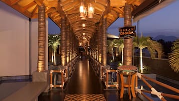 2 bares o lounges, pub