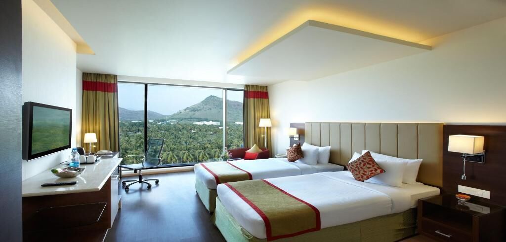 Edredón, minibar, caja de seguridad en la habitación y escritorio 