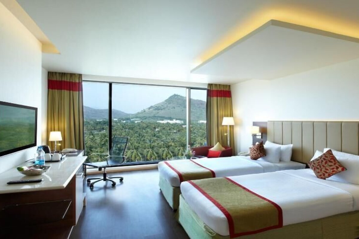 Selimut bulu angsa, minibar, brankas, dan meja kerja