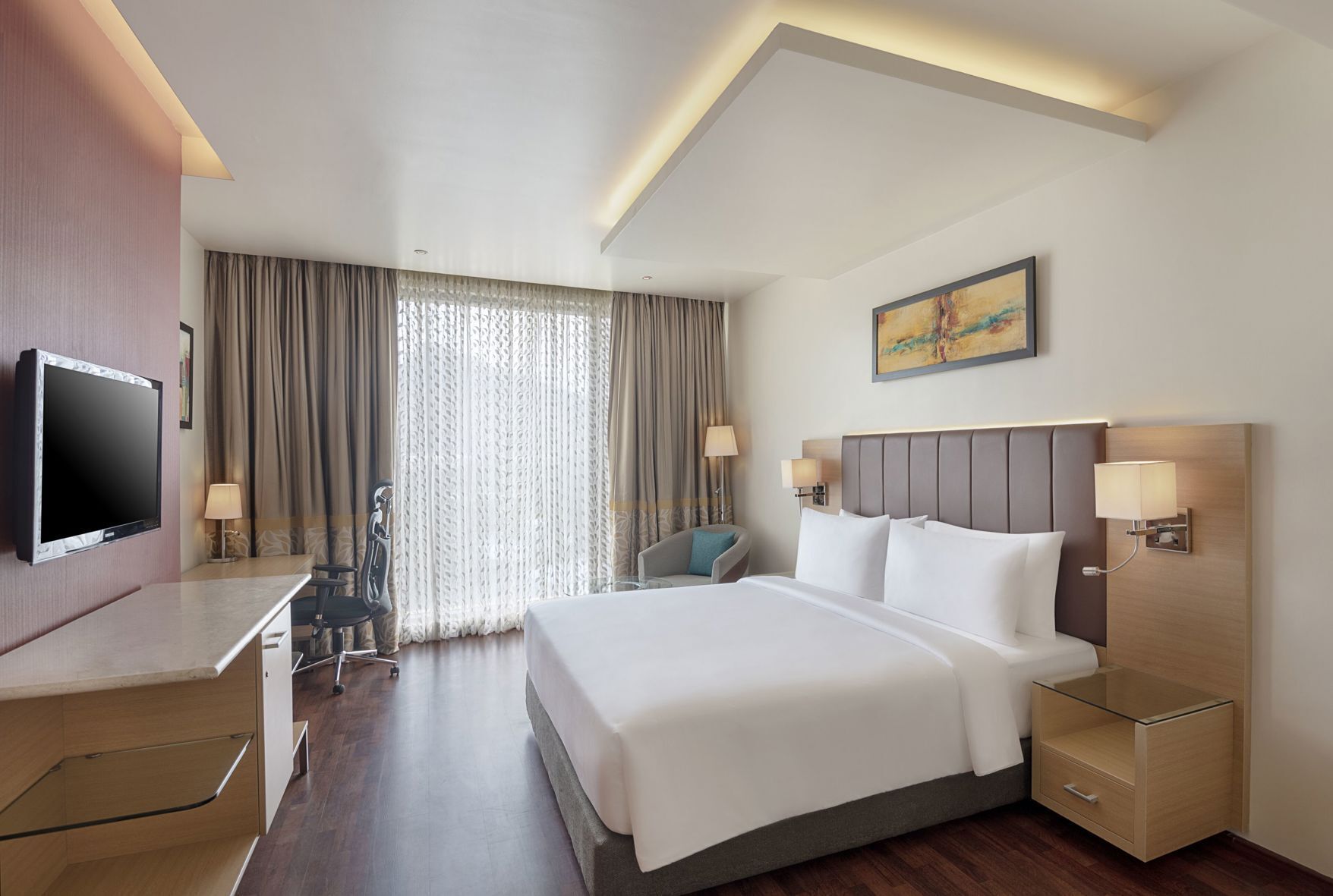 Edredón, minibar, caja de seguridad en la habitación y escritorio 