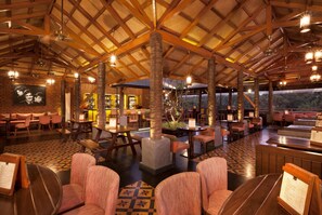 2 bars/lounges, pub