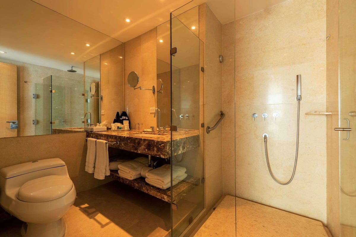 suite, 2 bedrooms, non smoking, ocean view (1 queenbed) | premium bedding, down duvets, minibar, in-room safe