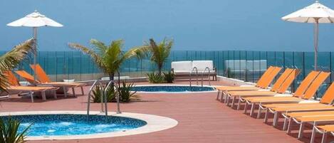 Piscina a l'aire lliure (horari: 07:30-20:00) i gandules