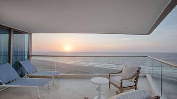 Suite, 2 habitaciones, para no fumadores, vista al océano (1 Queenbed) | Ropa de cama de alta calidad, edredón y minibar