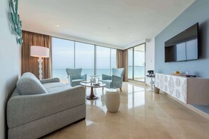 Suite, 2 kamar tidur, Bebas Asap Rokok, pemandangan samudra (1 Queenbed) | Seprai premium, selimut bulu angsa, minibar, dan brankas