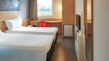 Kamar Twin Standar, 2 Tempat Tidur Twin | Minibar, tirai kedap cahaya, kedap suara, dan setrika/meja setrika